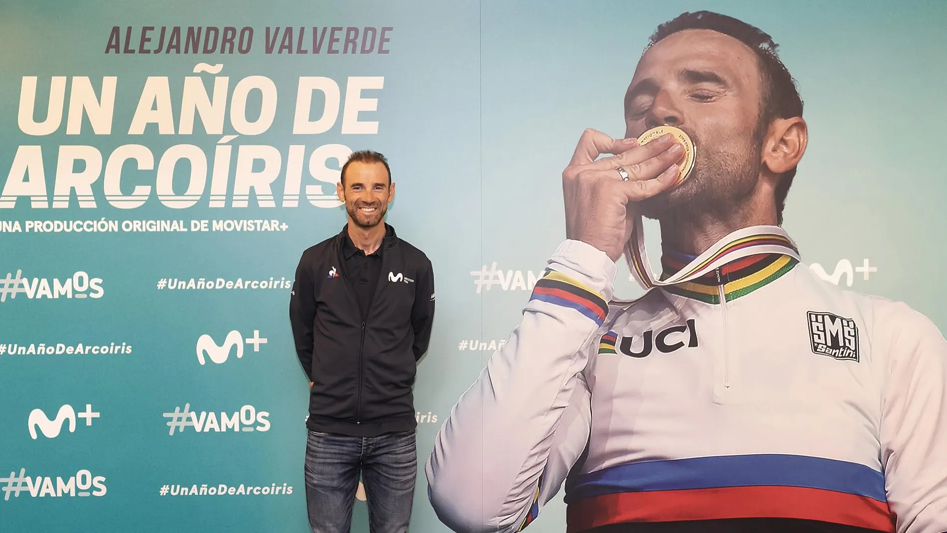 Alejandro Valverde, junto al cartel promocional del documental "Un año de arcoíris"