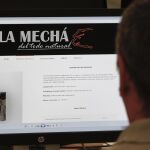 Un usuario observa la web de "La Mechá"/ Foto: Efe