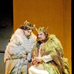Plácido Domingo cantará mañana en el Metropolitan «Macbeth» y coincidirá por primera vez en escena con la soprano Anna Netrebko. No hay una sola imagen en la web del coliseo en la que aparezca el tenor