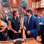 El presidente de la Región, Fernando López Miras, conversa con la vicepresidenta, Isabel Franco, en una de las jornadas parlamentarias en la Asamblea Regional