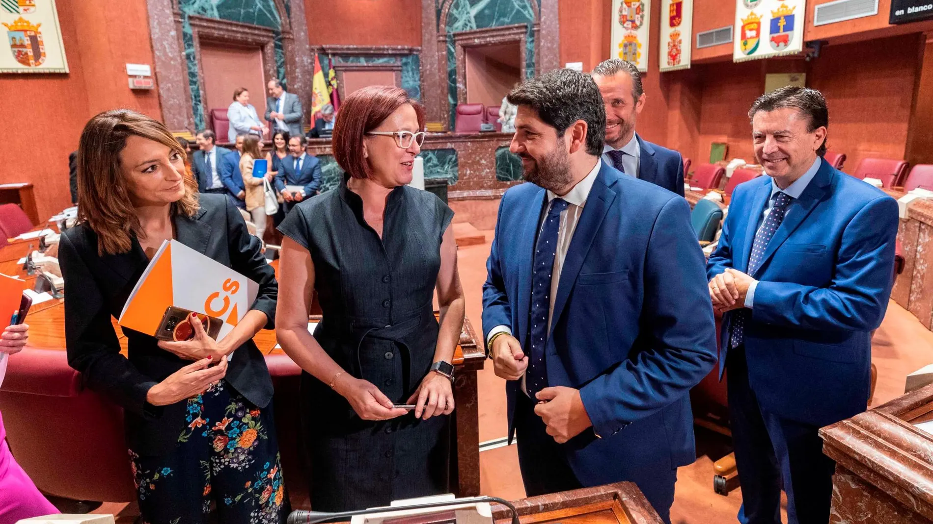 El presidente de la Región, Fernando López Miras, conversa con la vicepresidenta, Isabel Franco, en una de las jornadas parlamentarias en la Asamblea Regional