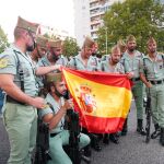 Varios soldados posan con la bandera de España para una foto