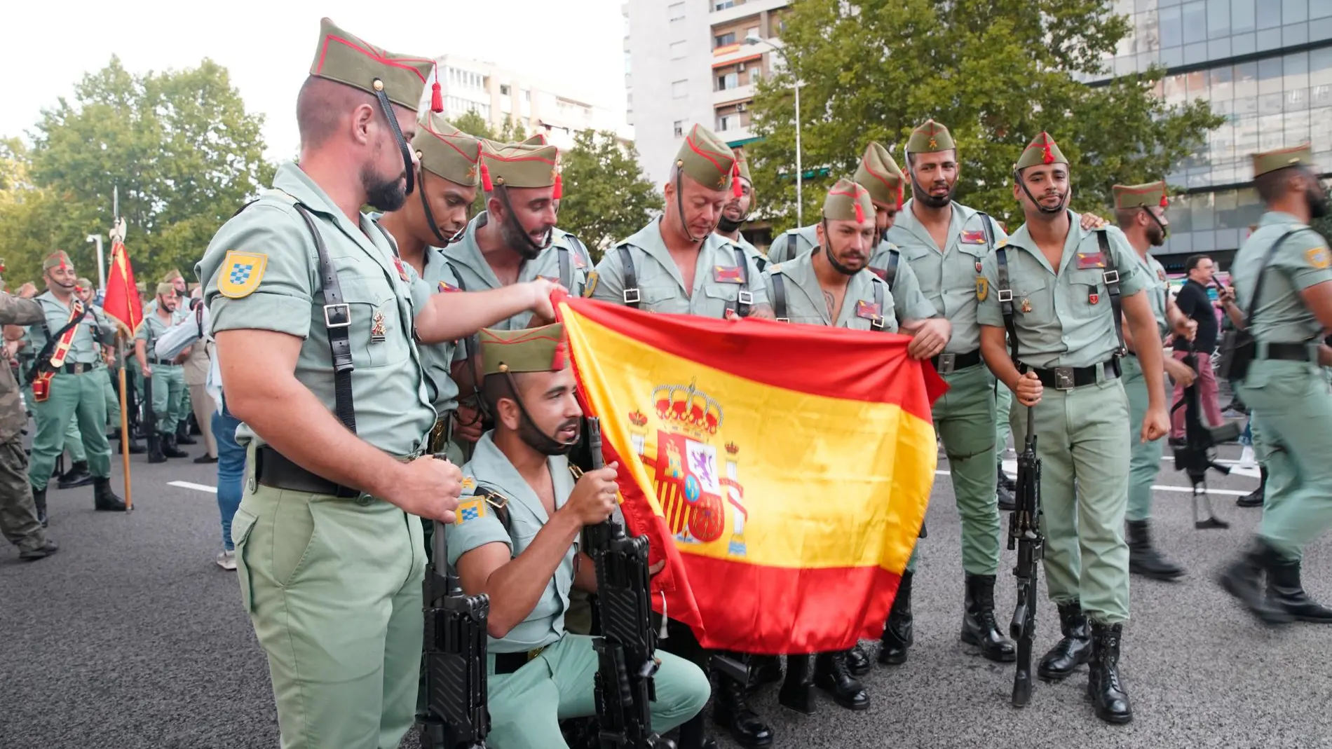 Varios soldados posan con la bandera de España para una foto