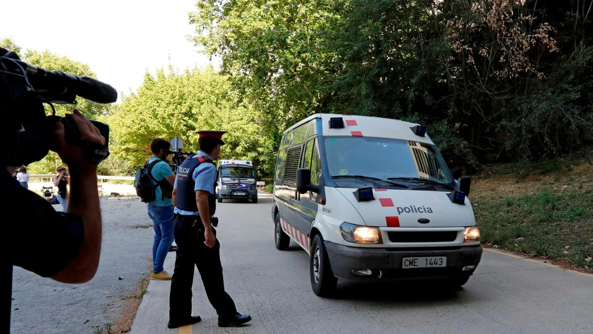 Los cuatro hombres detenidos en relación con la violación grupal de una menor en Manresa (Barcelona) a su llegada en furgón a los juzgados de Manresa donde han pasado a disposición judicial