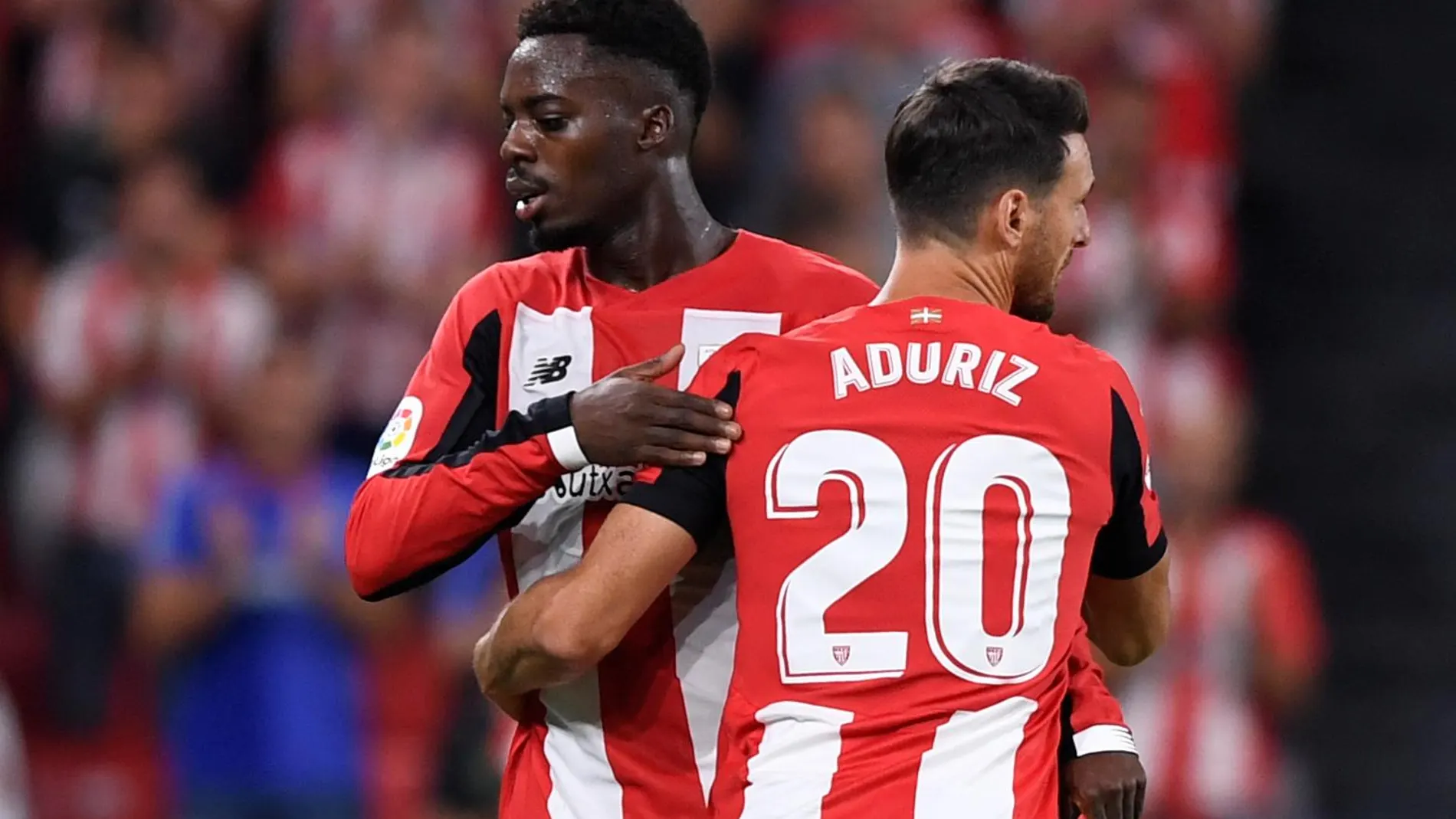 Aduriz sale al campo por Iñaki Williams