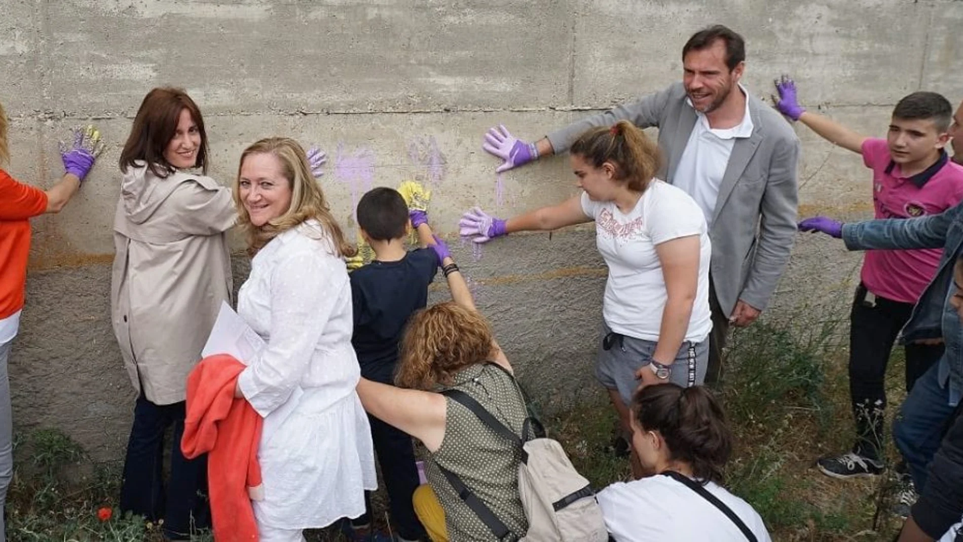 El alcalde de Valladolid, Óscar Puente, asiste a la presentación del proyecto Aquí pintamos todos: El Muro de la Esperanza, de Pajarillos Educa