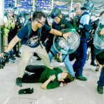 La Policía desalojó con violencia a los manifestantes que bloqueaban el aeropuerto / Reuters