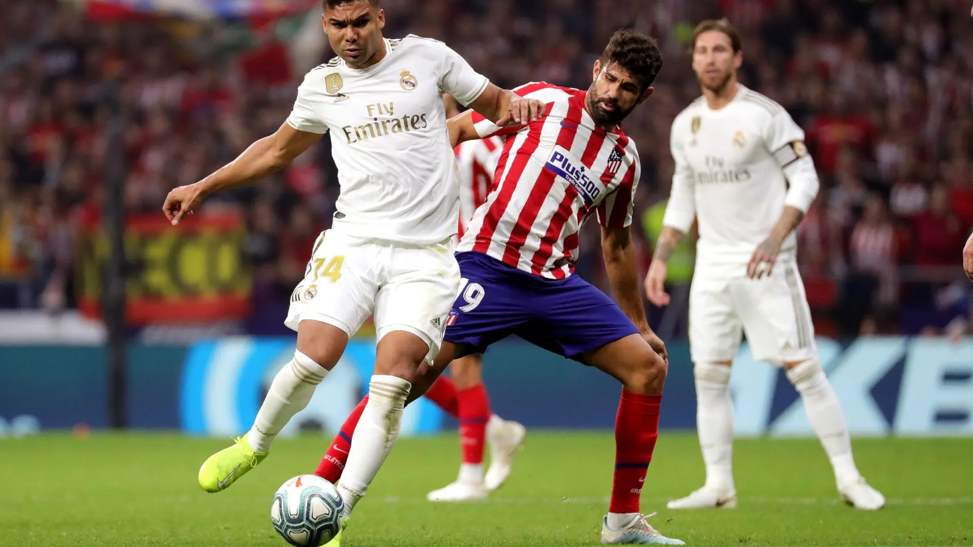 Casemiro, con Costa durante el derbi madrileño