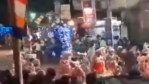 Imagen del elefante descontrolado grabado por un canal local