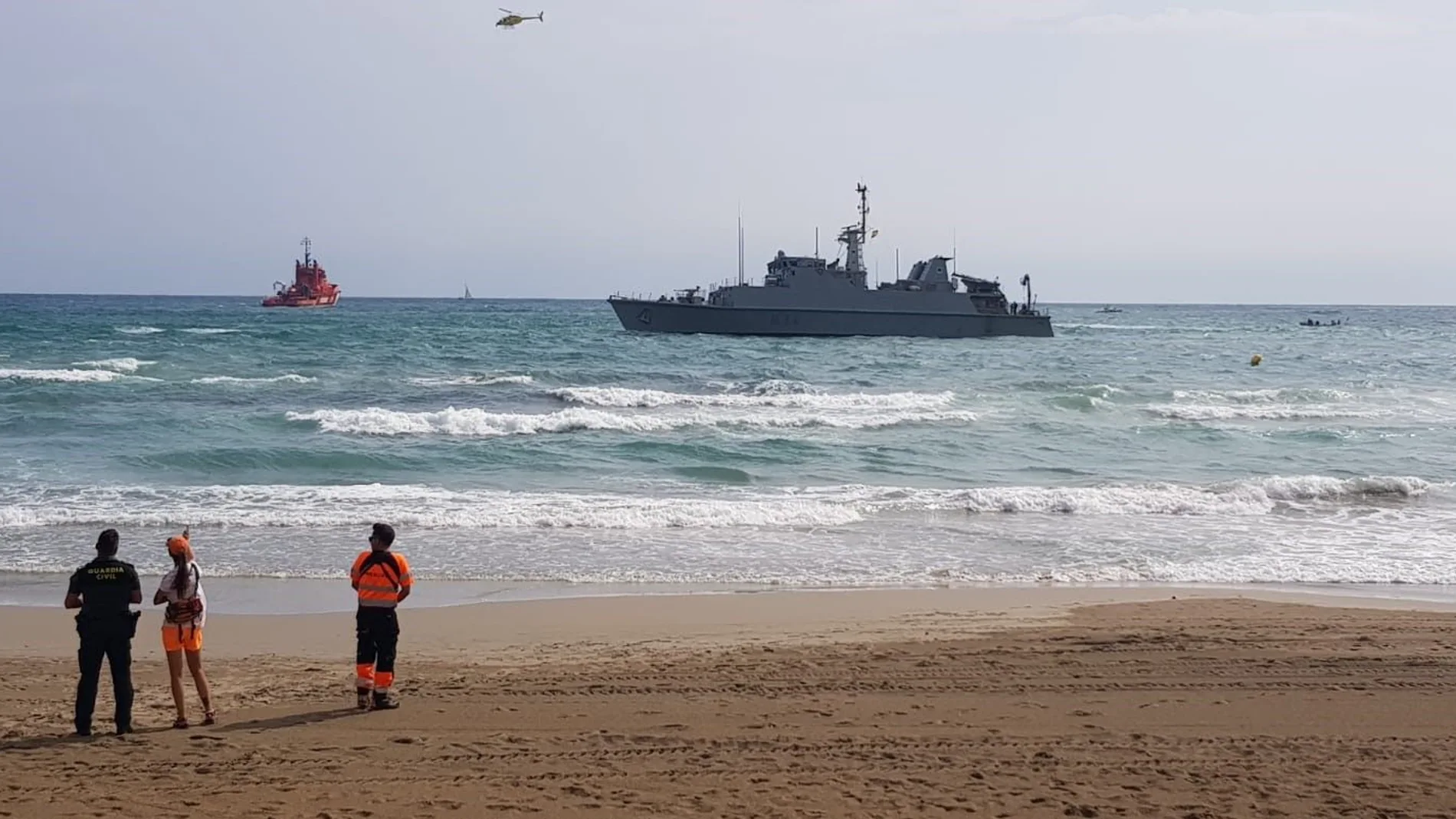 La Armada continúa con la extracción del combustible del buque encallado en La Manga