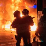 Los antidisturbios se enfrentan a los manifestantes durante los altercados que se produjeron por las calles de Gerona