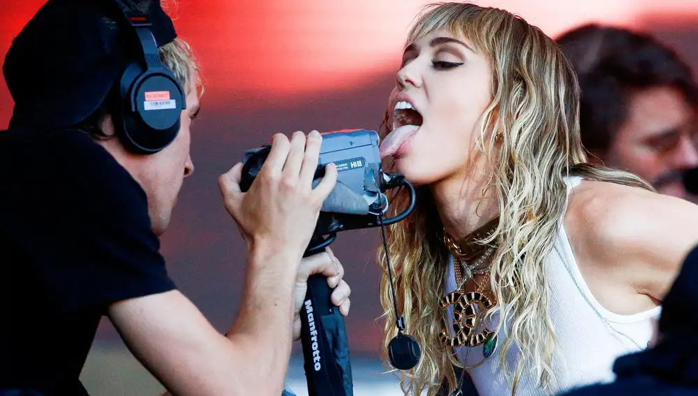 Miley Cyrus durante su actuación en el festival de Glastonbury
