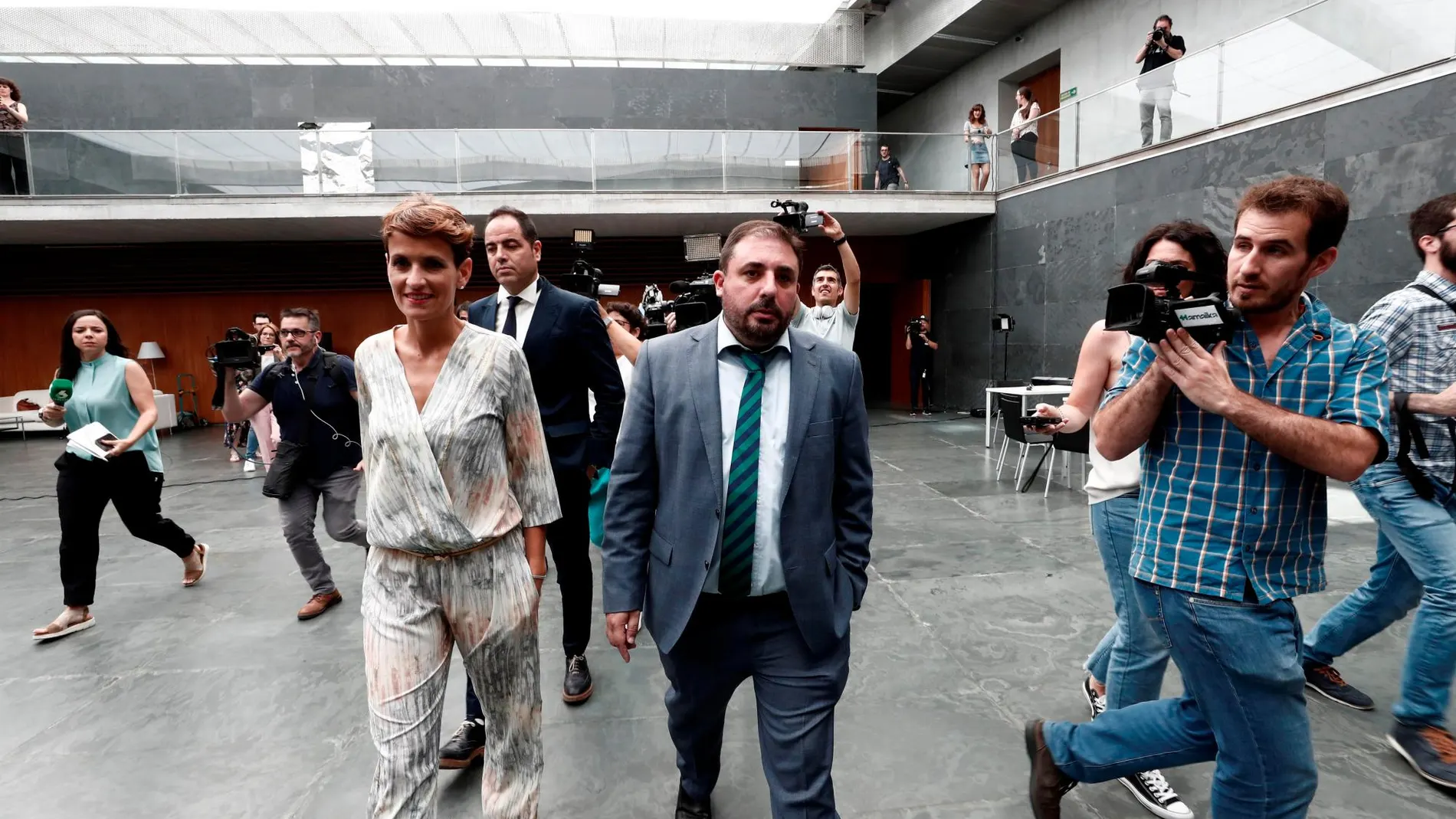 La portavoz del Grupo Socialista en el Parlamento de Navarra, María Chivite (c), junto a Ramón Alzórriz (c, detrás) del PSN, y a Unai Hualde (d), de Geroa Bai