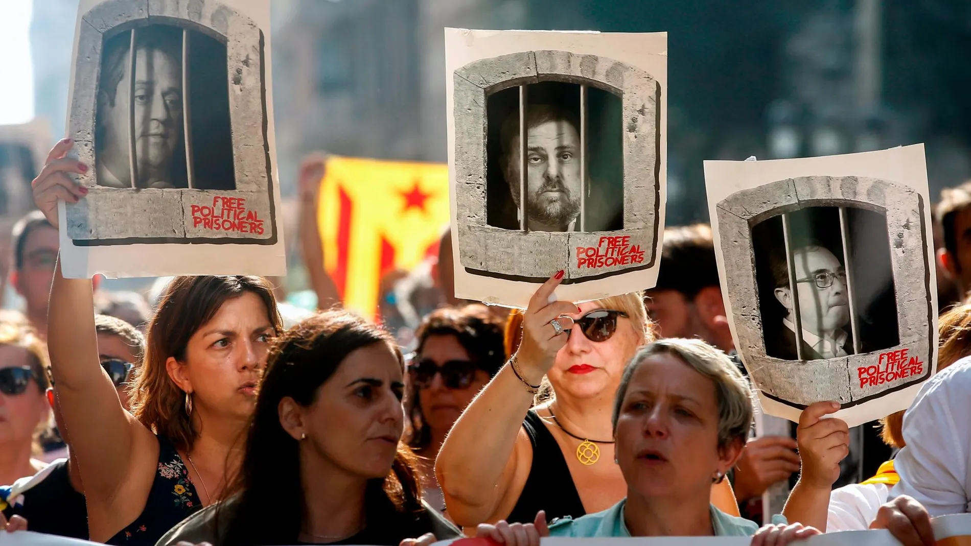 Centenares de personas en la céntrica Via Laietana de Barcelona en protesta por la sentencia del procés en la que se condena a los líderes independentistas a penas de entre 9 y 13 años por un delito de sedición