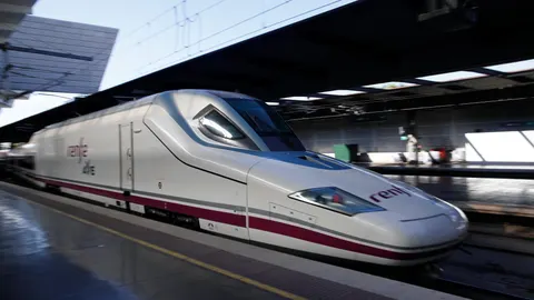 Imagen de archivo de un AVE llegando a la estación de trenes de Granada