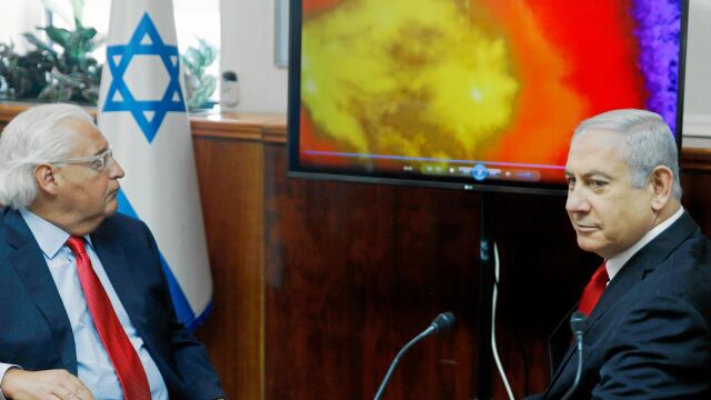 Netanyahu junto al embajador de EE UU en Israel, David Friedman, observan la prueba de un nuevo escudo antimisiles israelí