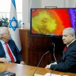 Netanyahu junto al embajador de EE UU en Israel, David Friedman, observan la prueba de un nuevo escudo antimisiles israelí