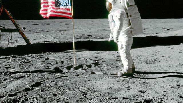 Aldrin, junto a la bandera de EE UU. Al no haber atmósfera, está «recta» gracias a un soporte en la parte superior. Foto: NASA