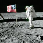 Aldrin, junto a la bandera de EE UU. Al no haber atmósfera, está «recta» gracias a un soporte en la parte superior. Foto: NASA