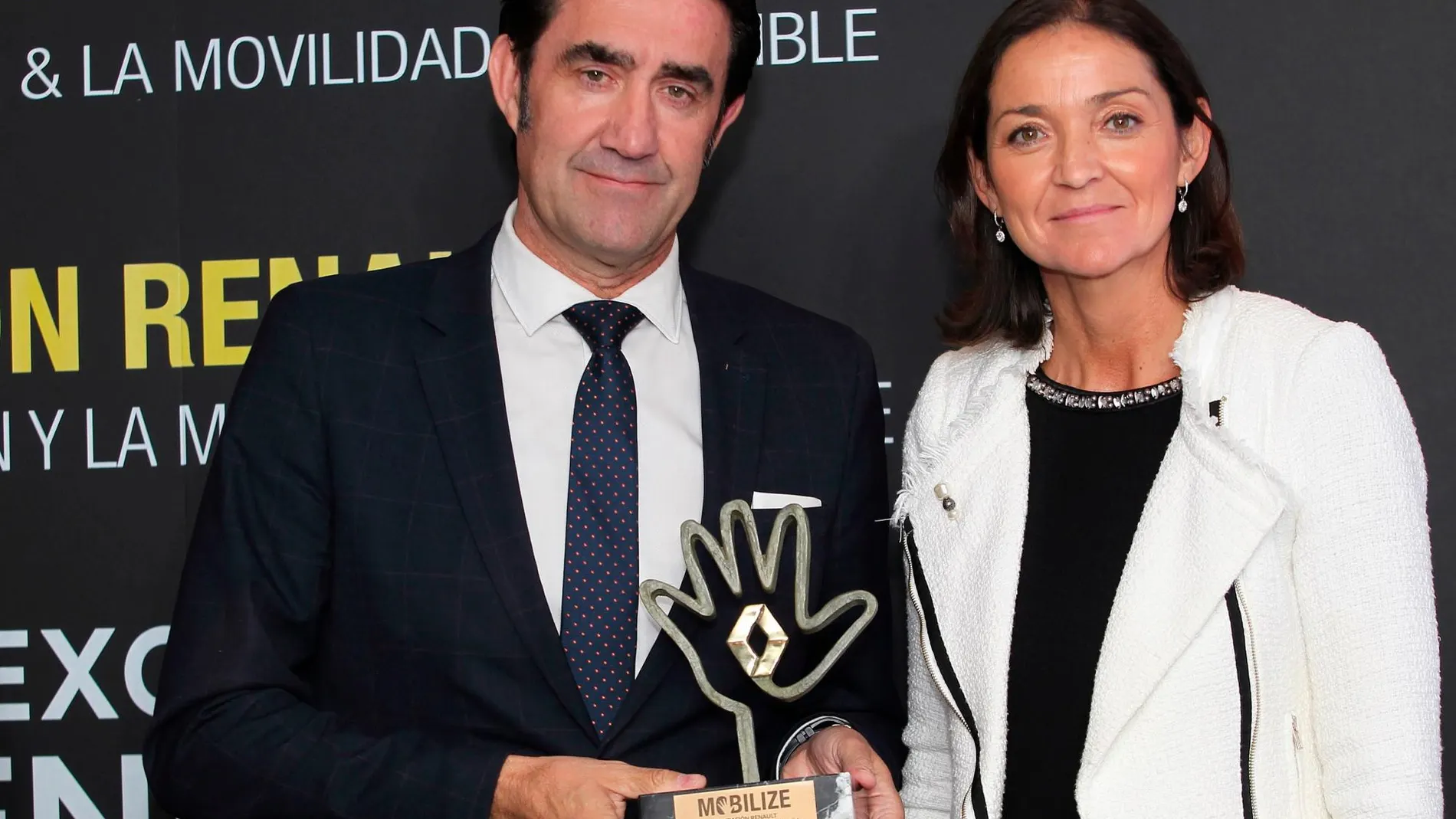 El consejero Suárez-Quiñons recibe el premio de manos de la ministra Reyes Maroto