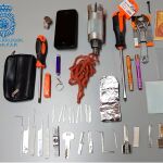 Tras someterse a un cacheo de seguridad fueron localizados multitud de útiles destinados a la comisión de los robos / Foto: La Razón