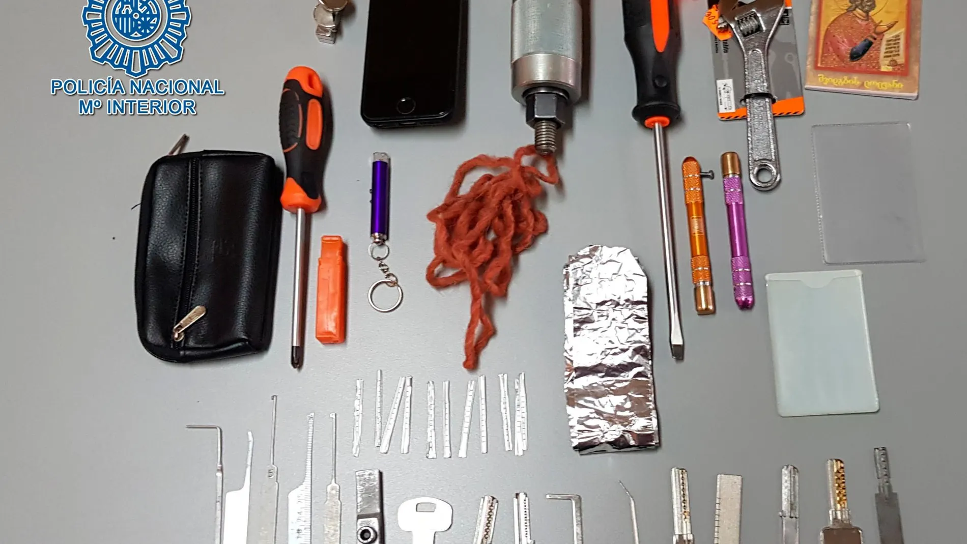 Tras someterse a un cacheo de seguridad fueron localizados multitud de útiles destinados a la comisión de los robos / Foto: La Razón