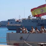 La tripulación ultima los preparativos en el buque de la Armada española Audaz/Efe
