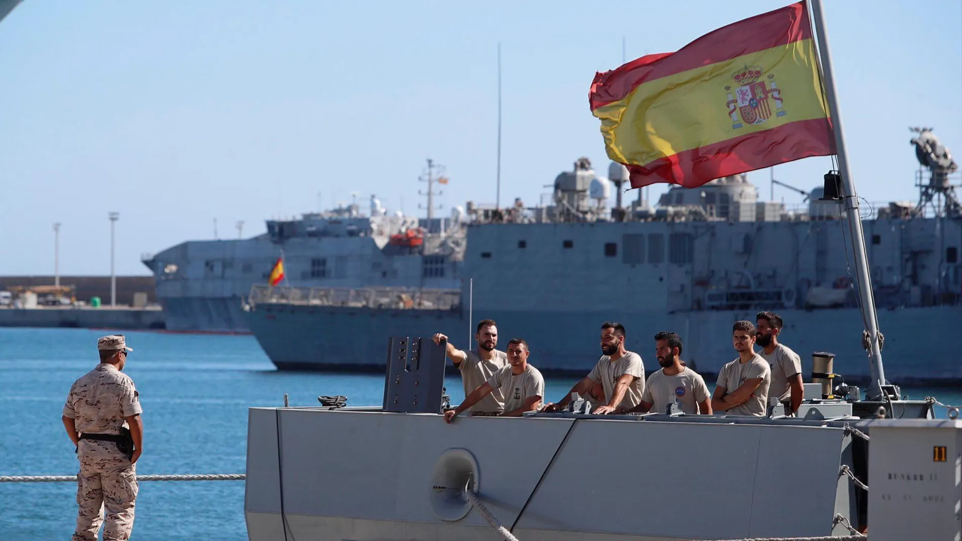 La tripulación ultima los preparativos en el buque de la Armada española Audaz/Efe