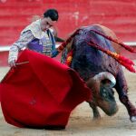 Paco Ureña se dobla con uno de los toros de Luis Algarra (Foto: EFE)