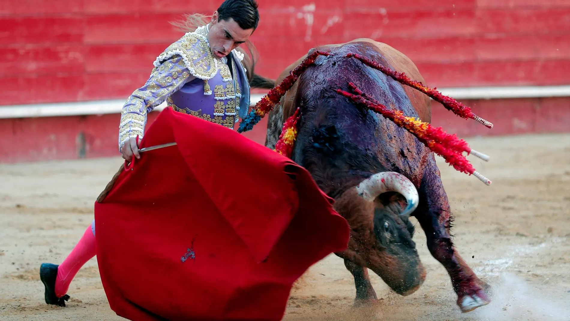 Paco Ureña se dobla con uno de los toros de Luis Algarra (Foto: EFE)