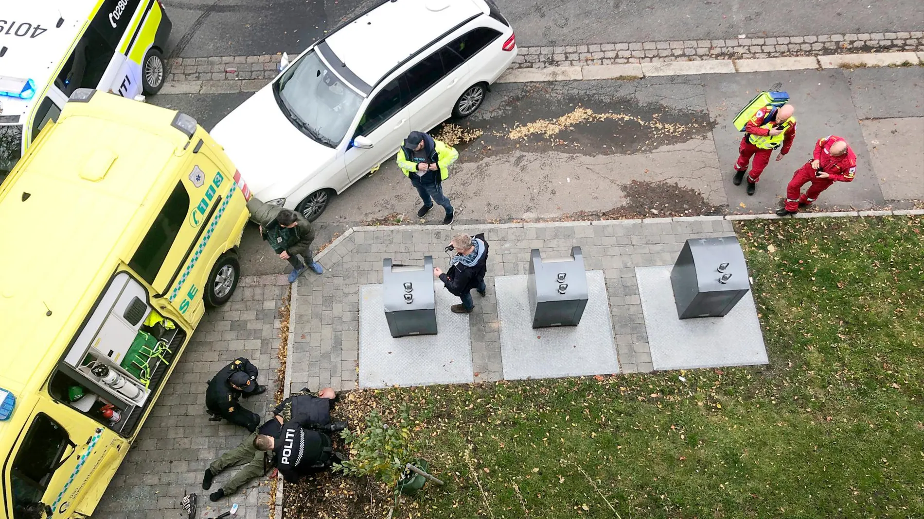 Una imagen del supuesto sospechoso tirado en el suelo y rodeado de policías