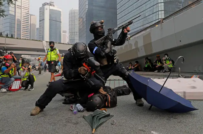 Violenta jornada de protestas en Hong Kong en vísperas del Día Nacional de China