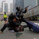 La Policía detiene a un manifestante en las protestas de Hong Kong/AP