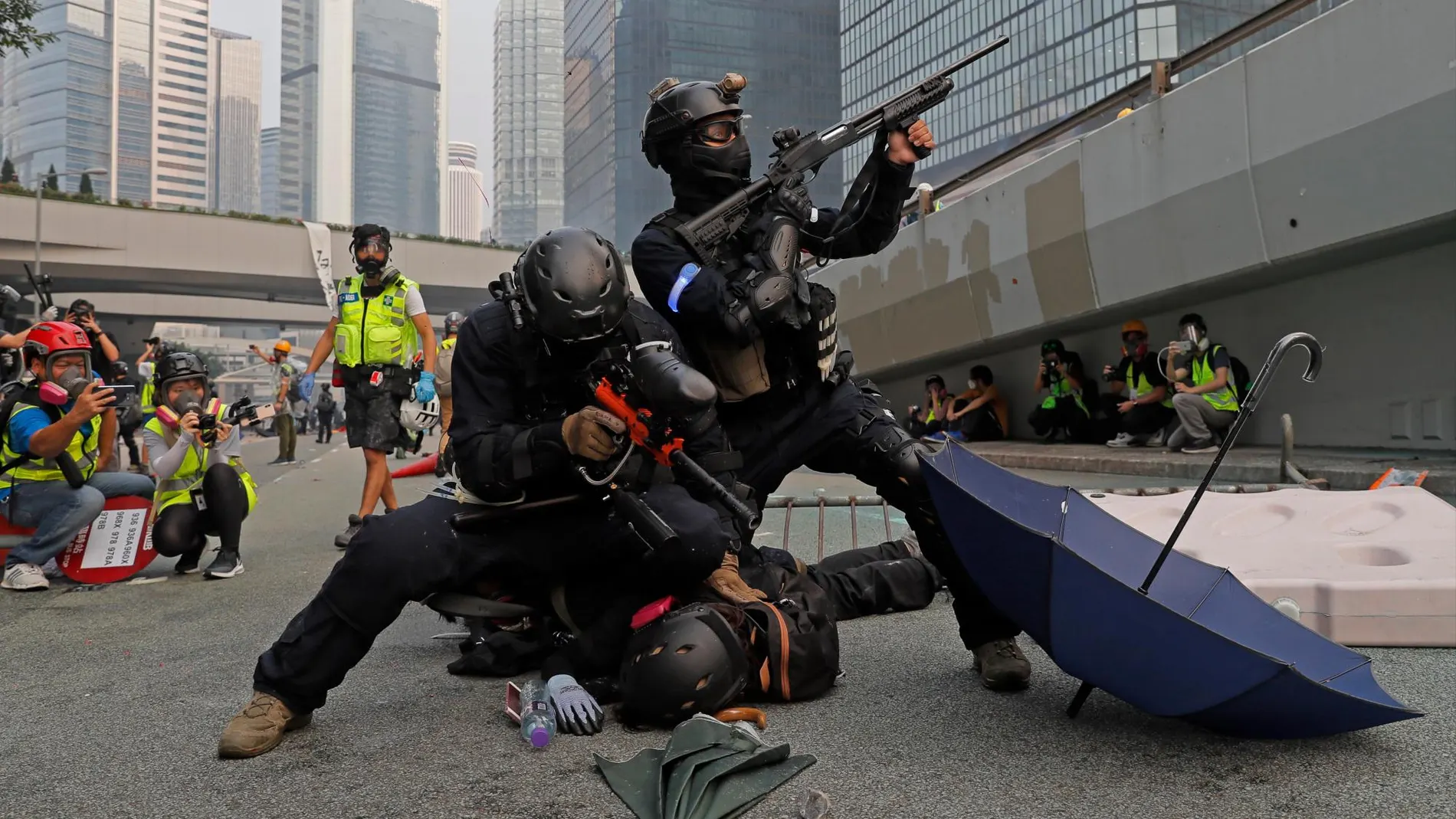 La Policía detiene a un manifestante en las protestas de Hong Kong/AP