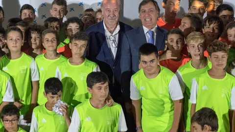 El alcalde de Salamanca, Carlos García Carbayo, visita con Vicente del Bosque a los participantes en el campus que lleva su nombre
