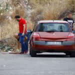 Varios agentes de la Policía judicial buscan posibles pruebas en la zona del suceso / Efe