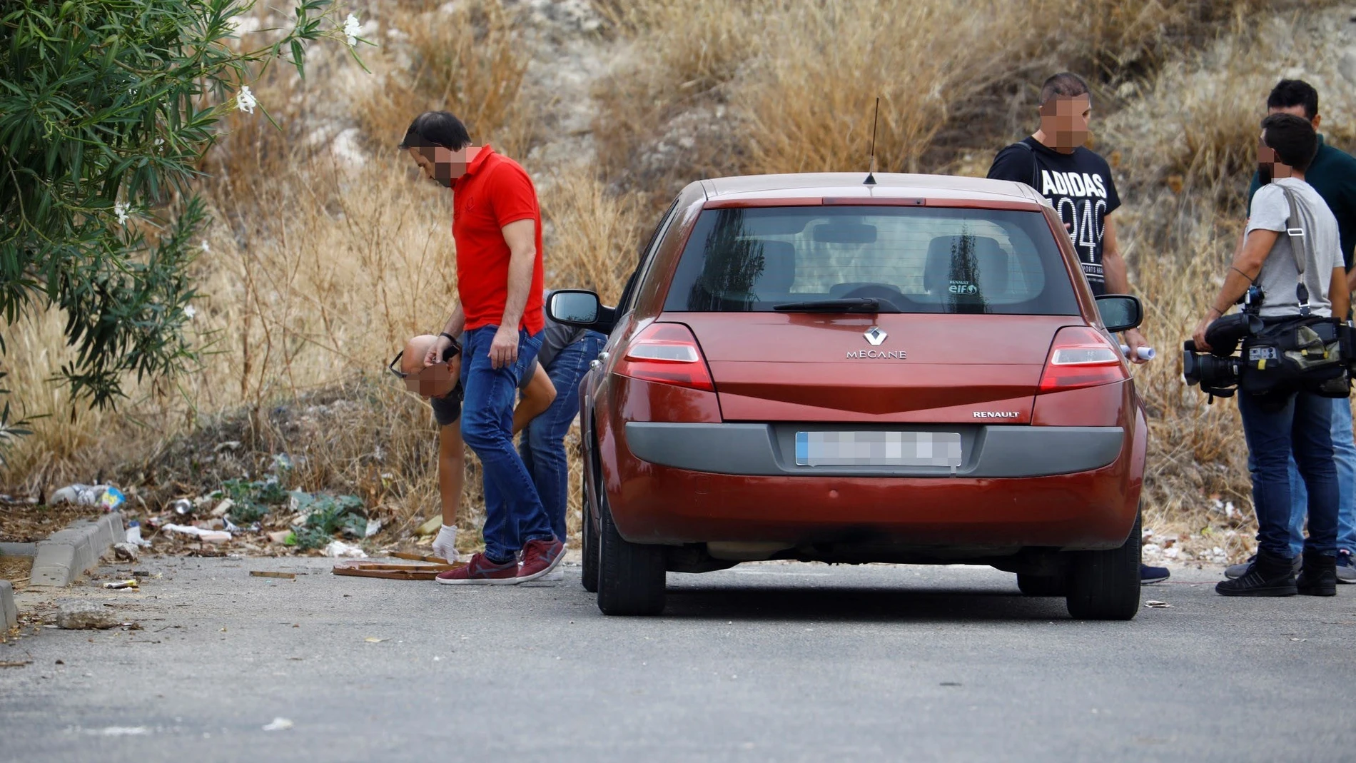 Varios agentes de la Policía judicial buscan posibles pruebas en la zona del suceso / Efe