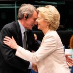 La futura presidenta de la Comisión Europea, Ursula von der Leyen, saluda al presidente de la Eurocámara, David Sassoli, el pasado 19 de septiembre en Estrasburgo