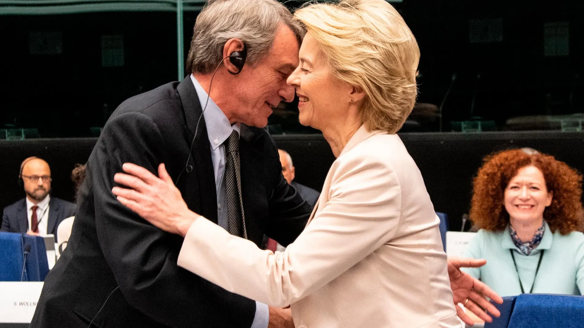 La futura presidenta de la Comisión Europea, Ursula von der Leyen, saluda al presidente de la Eurocámara, David Sassoli, el pasado 19 de septiembre en Estrasburgo