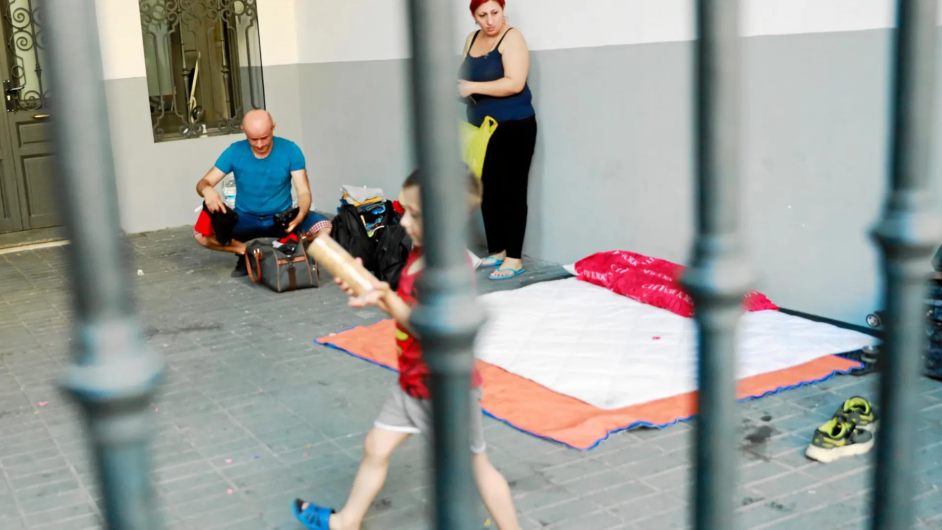 Dos familias solicitantes de asilo han tenido que quedarse a dormir a la entrada de la sede del Samur Social / Foto: Luis Díaz