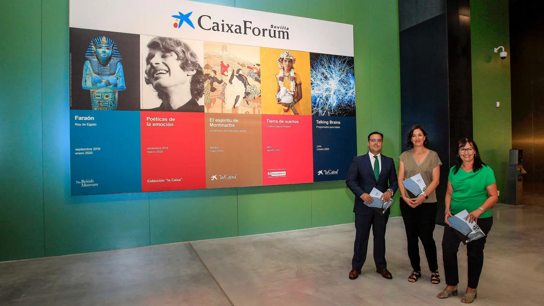 Moisés Roiz, Isabel Salgado y Elisa Durán antes de la presentación de la nueva temporada 2019-2020 del centro cultural CaixaFórum Sevilla / Foto: Manuel Olmedo