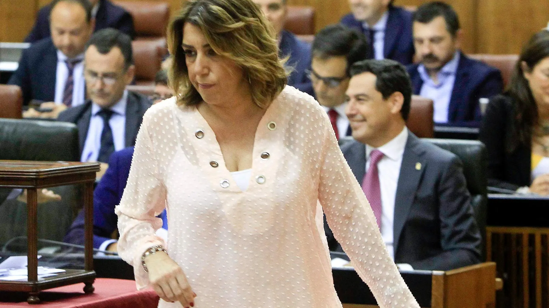 La secretaria general del PSOE-A y, al fondo, el presidente de la Junta de Andalucía / Foto: Manuel Olmedo