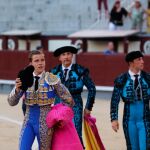 Javier Cortés da una vuelta al ruedo en un festejo en Las Ventas del año pasado (Foto: Cristina Bejarano)