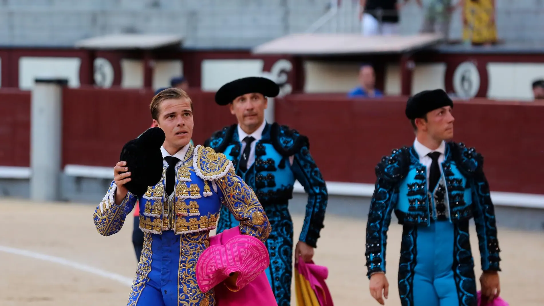 Javier Cortés da una vuelta al ruedo en un festejo en Las Ventas del año pasado (Foto: Cristina Bejarano)