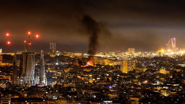 Imagen de uno de los fuegos prendidos durante los disturbios en Barcelona la noche del viernes