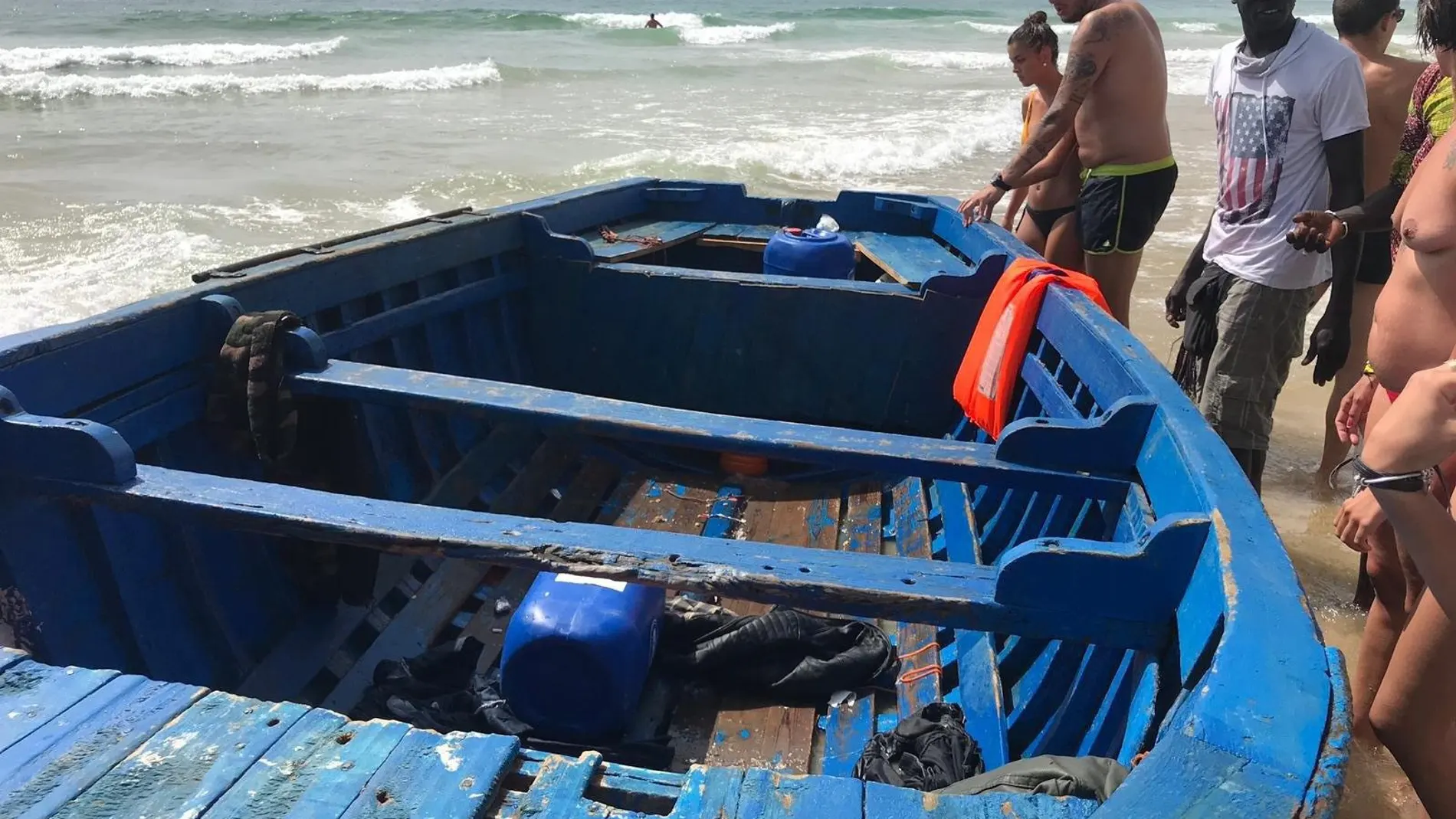 Una patera con inmigrantes llega a una playa de Cádiz ante numerosos bañistas