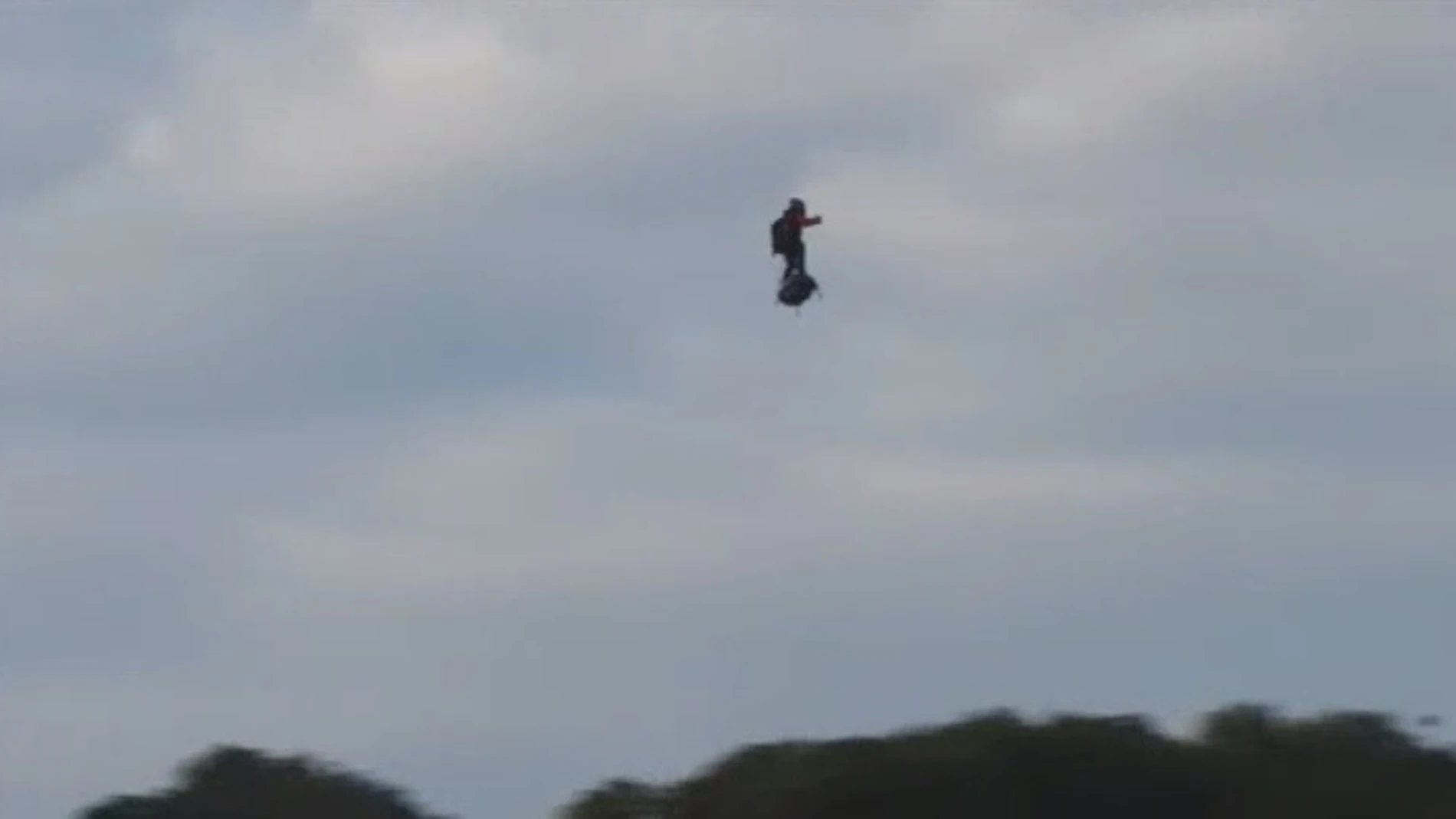 El soldado volador cruza el canal de La Mancha a bordo de su ‘flyboard’ en 20 minutos