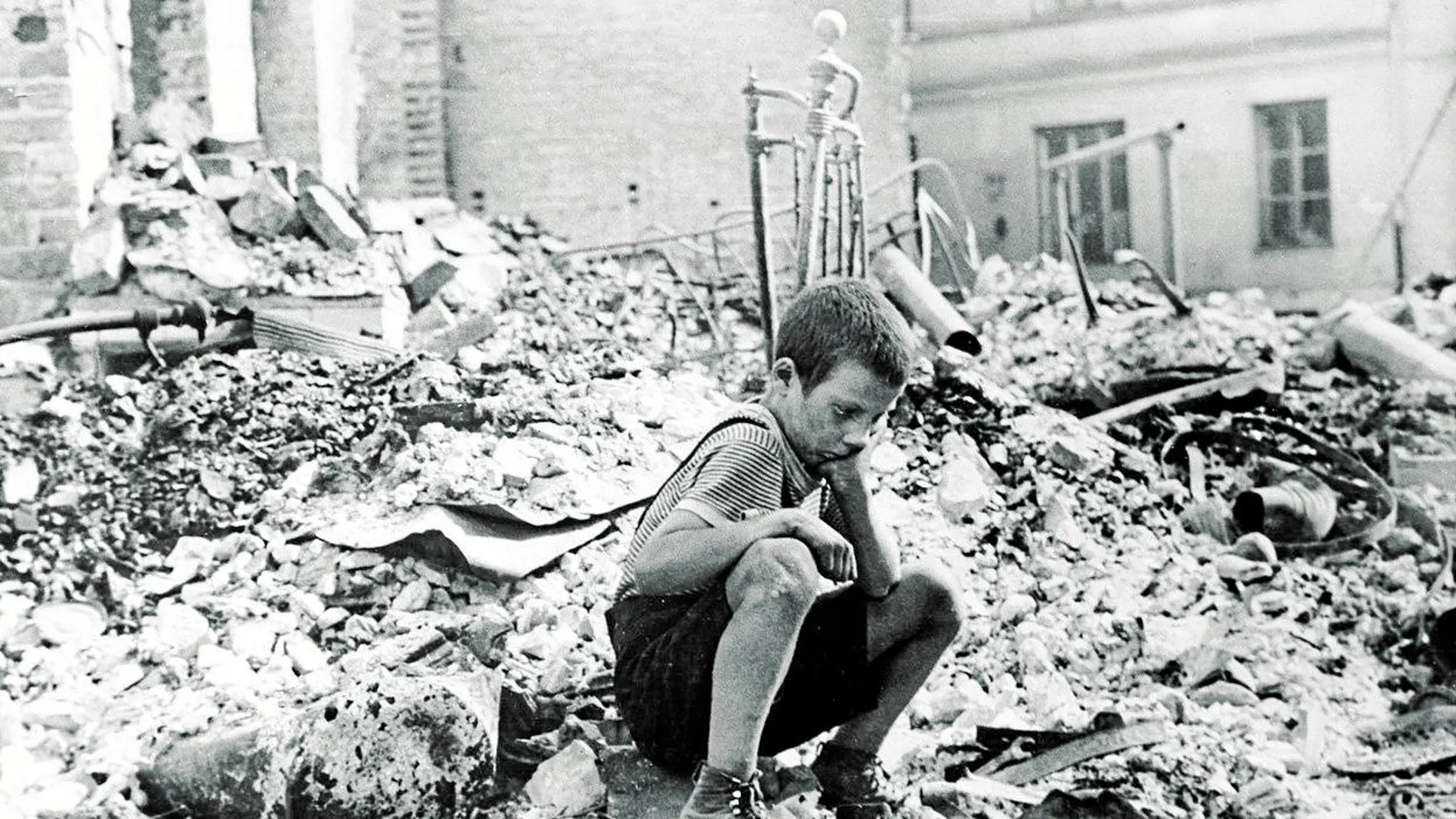 Un niño polaco entre las ruinas de Varsovia tras el ataque de los nazis