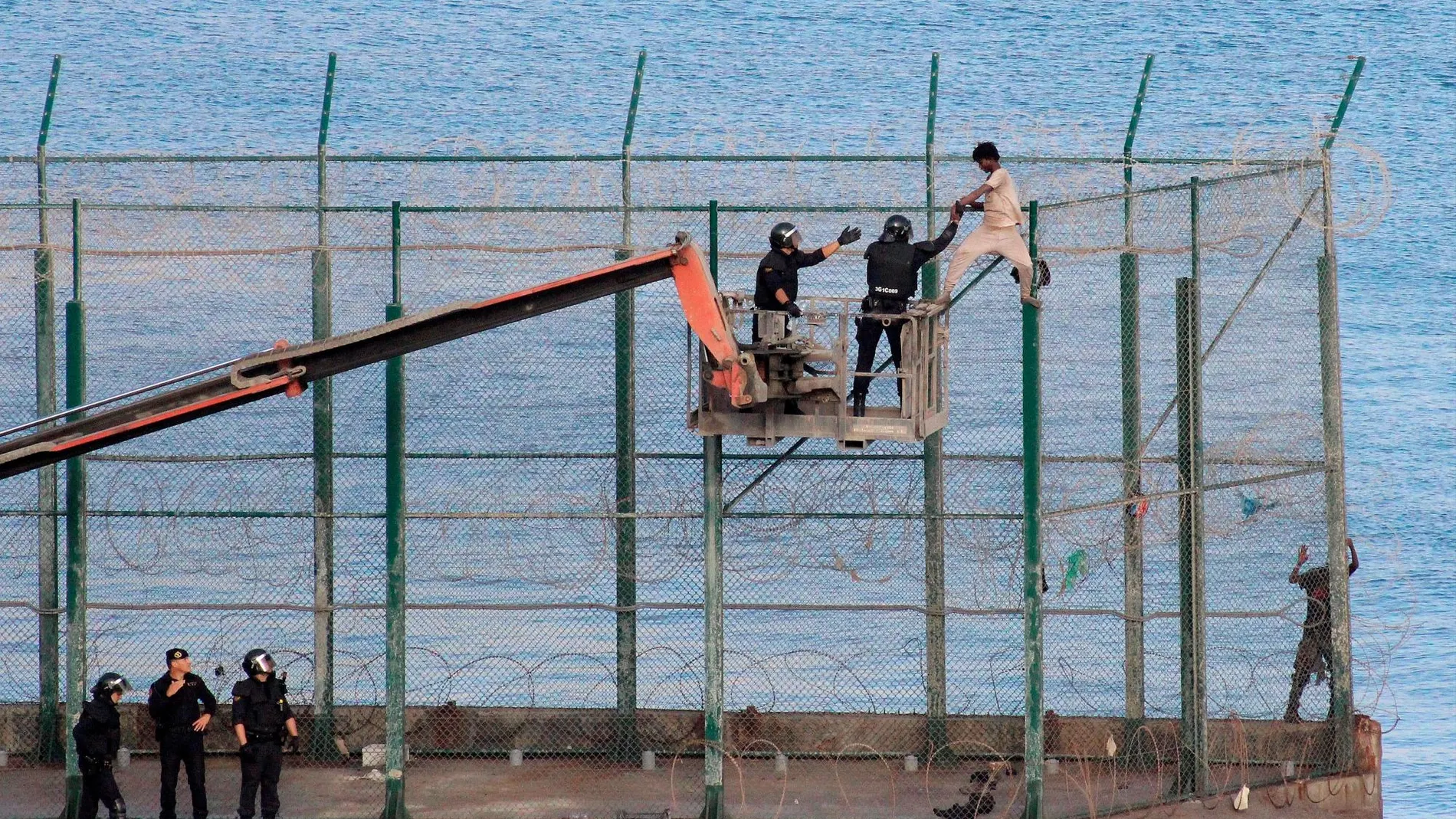 Un inmigrante subsahariano es detenido tras intentar saltar la valla que separa Ceuta de Marruecos