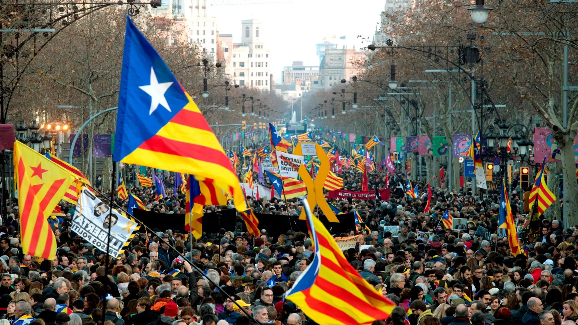 Miles de personas abarrotan la Diagonal de Barcelona en una manifestación independentista.